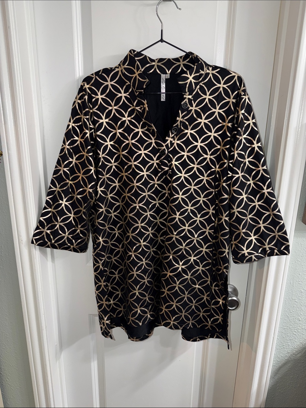 NWOT Lulu-B Black v neck top with Gold geometric Circle Print size L